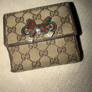 💯 Authentic Gucci Beige and Brown Monogram Key Holder with Red and Green Bow